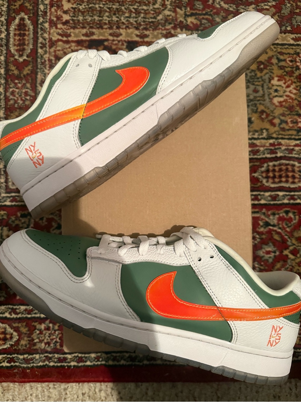 Nike Dunk Low SE NY vs NY - Low-Top Sneakers - White, Green with Orange Swoosh